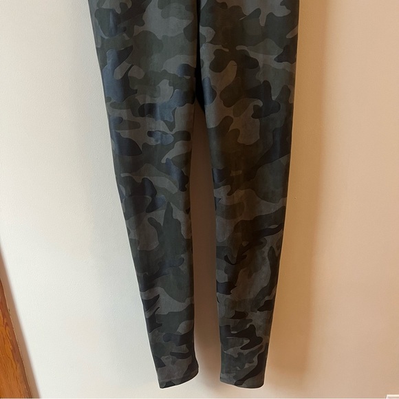 White House Black Market WHBM Runway Leggings Camo Print Size 4 Skinny High Rise - Picture 4 of 10